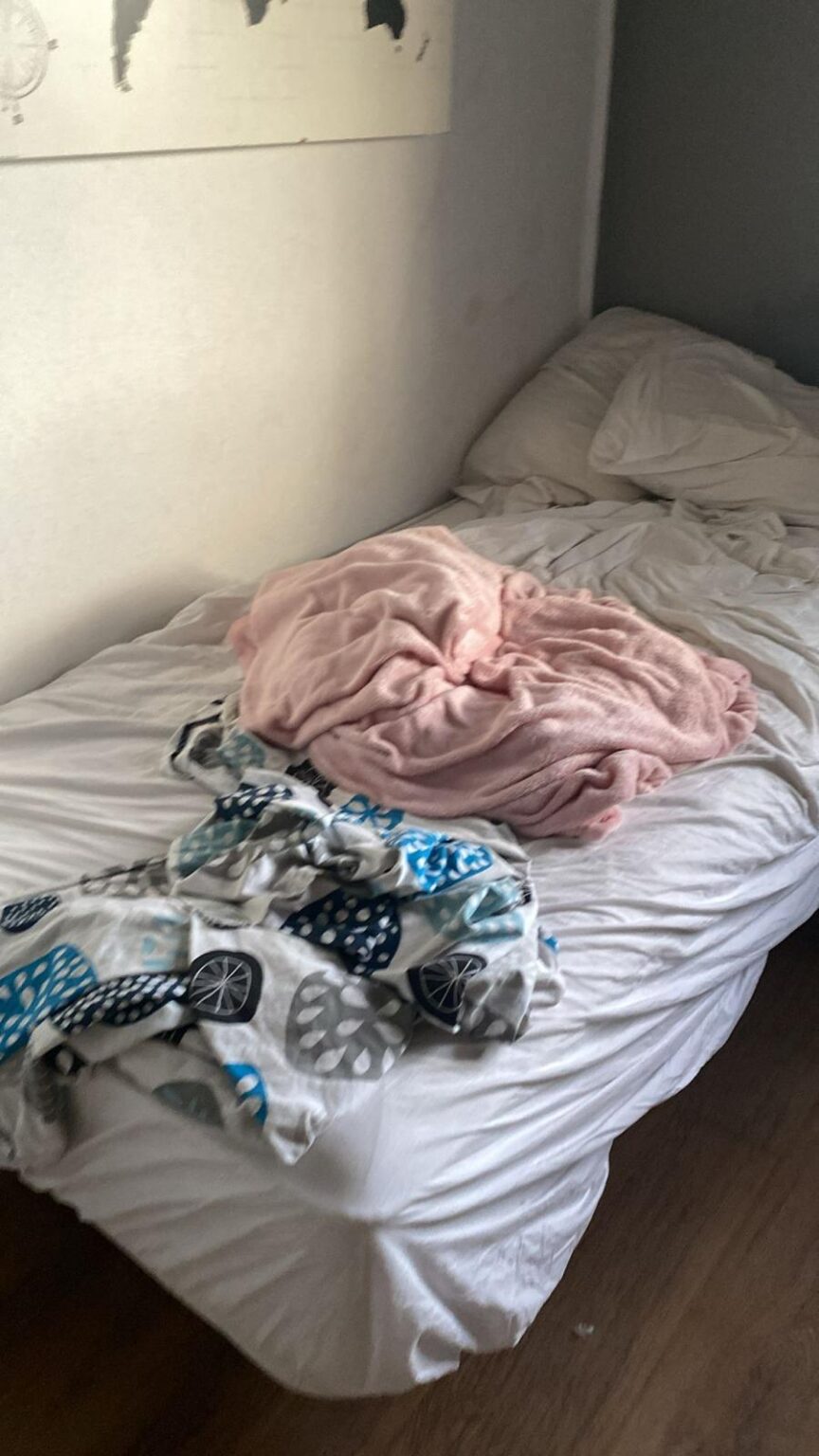 letto dopo una notte di pensieri. Articolo sul perché la mente non riesce a spegnersi.