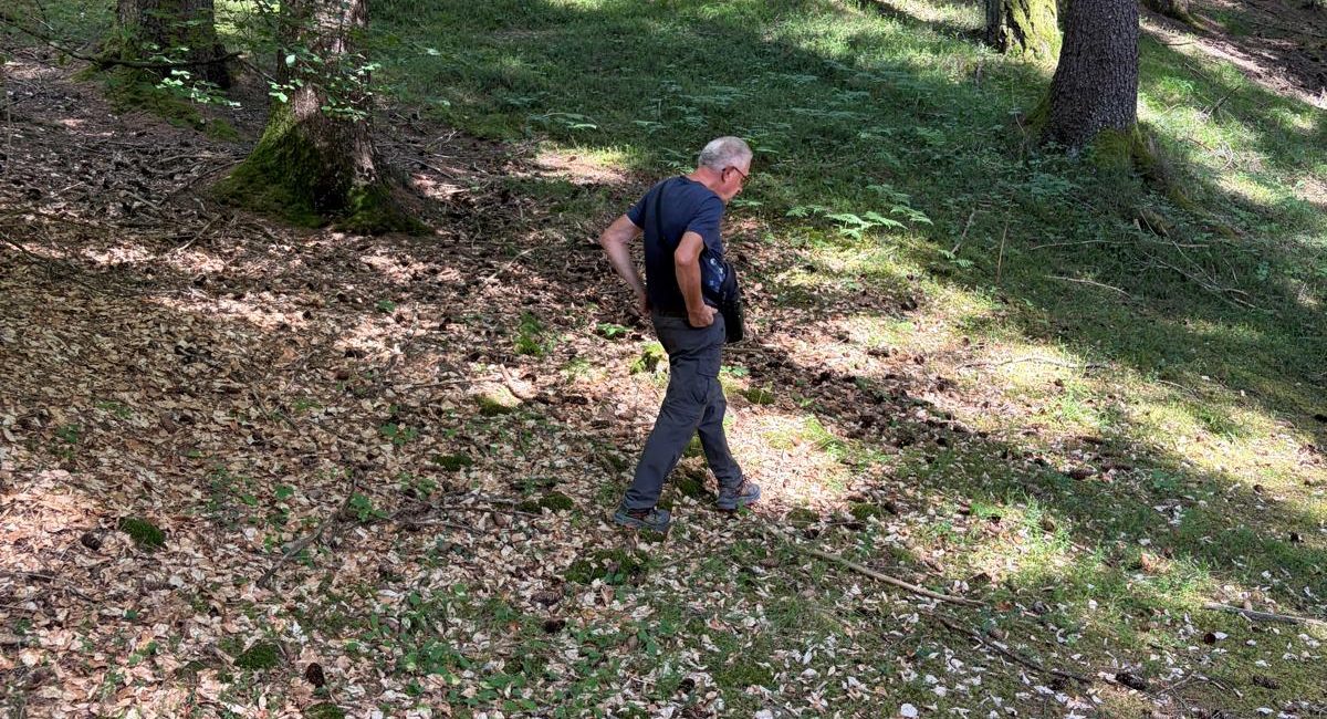 Uomo che cammina stanco nel bosco